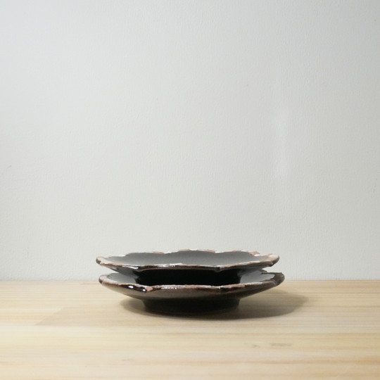 大人の可愛らしさ。花の豆皿 | 黒 | 麻ノ窯
