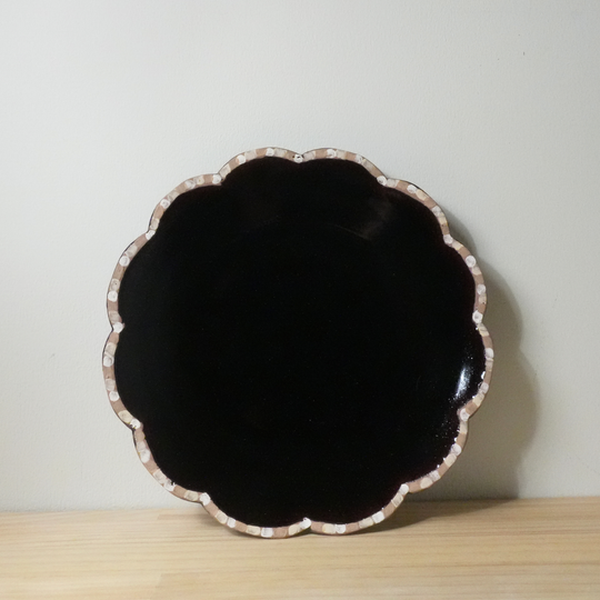 Assiette à motif floral Asanogama, émaillée caramel, taille moyenne, noire