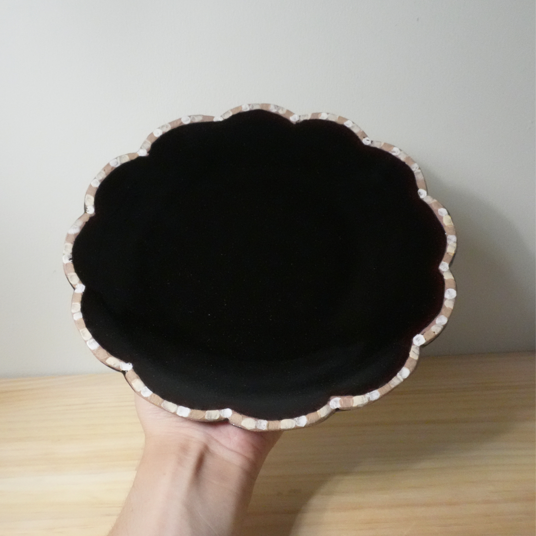 Assiette à motif floral Asanogama, émaillée caramel, taille moyenne, noire