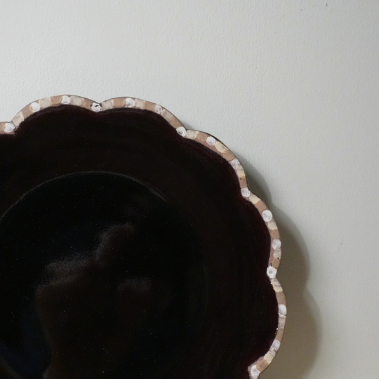 Assiette à motif floral Asanogama, émaillée caramel, taille moyenne, noire