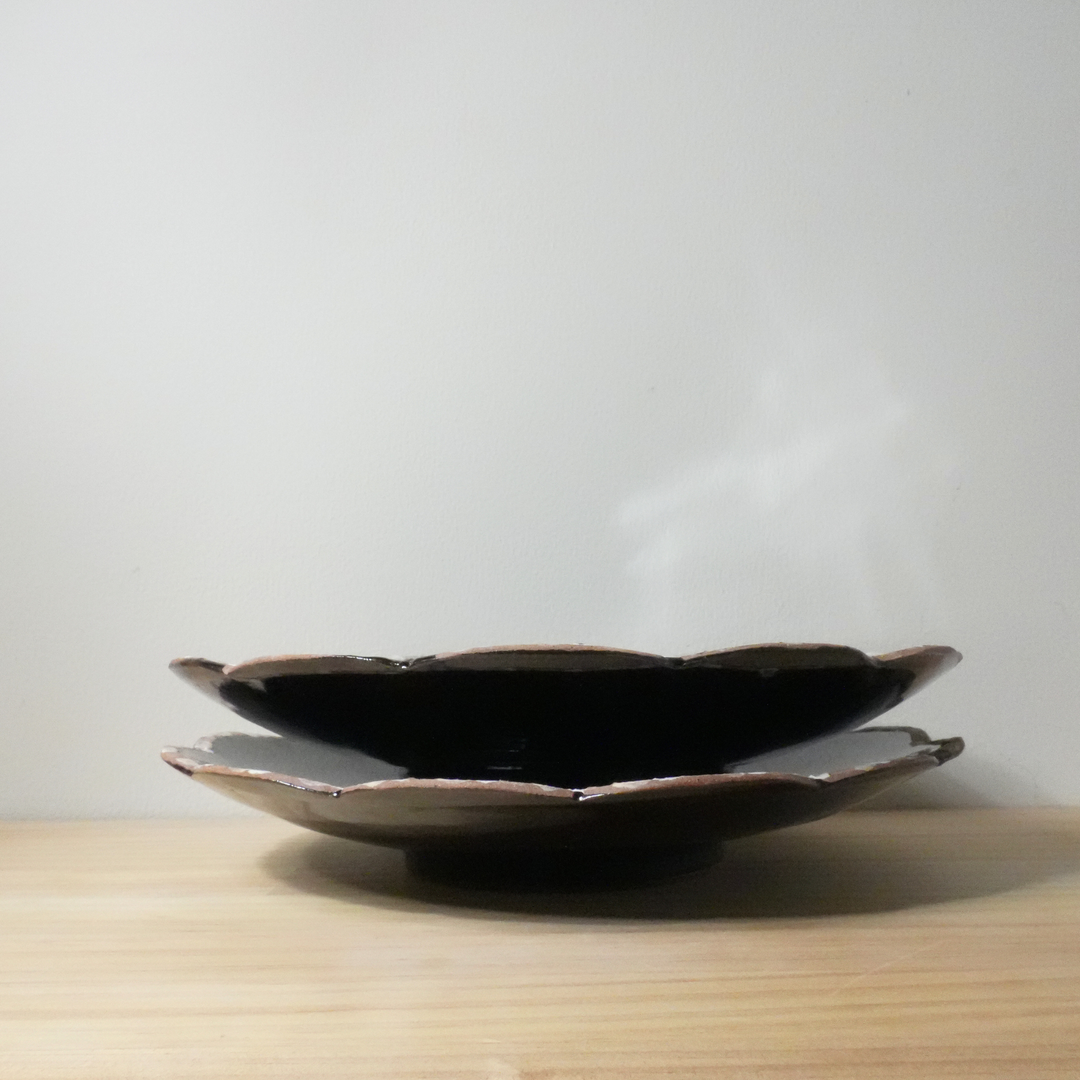 Assiette à motif floral Asanogama, émaillée caramel, taille moyenne, noire