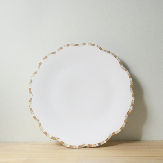 Assiette à fleurs Hanagama en lin, glaçure ambrée, assiette moyenne, blanc