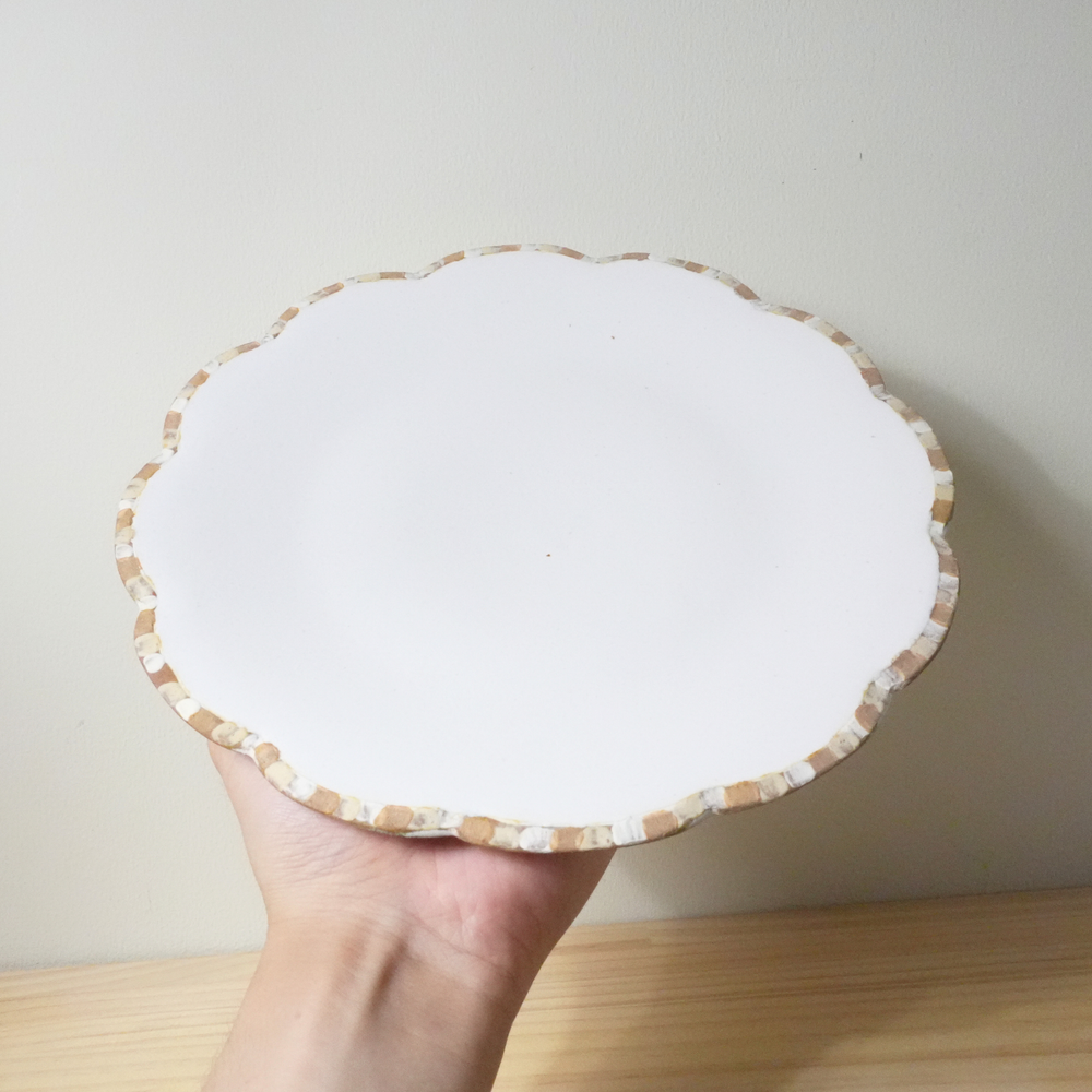 Assiette à fleurs Hanagama en lin, glaçure ambrée, assiette moyenne, blanc