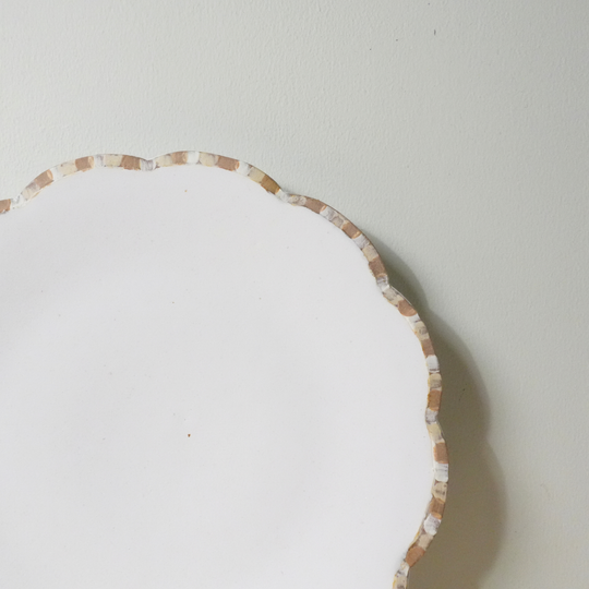 Assiette à fleurs Hanagama en lin, glaçure ambrée, assiette moyenne, blanc