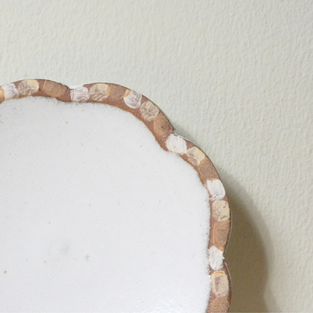 食卓にそっと咲く、愛らしい一枚。花の豆皿 | 白 | 麻ノ窯