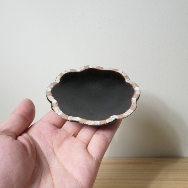 花の豆皿 | 黒 | 麻ノ窯